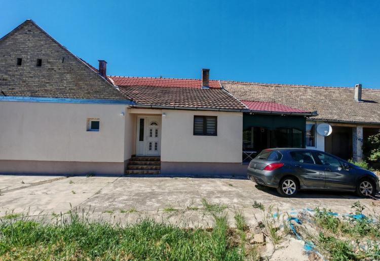 Bogojevo. Renovirana i nameštena kuća 276m2 na velikom placu od 27 ari