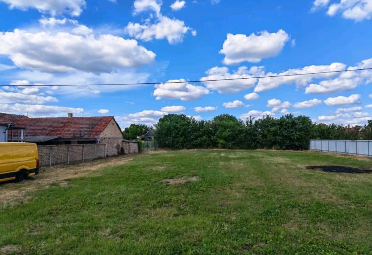 Crvenka, opština Kula – Građevinski plac 790m² sa građevinskom dozvolom