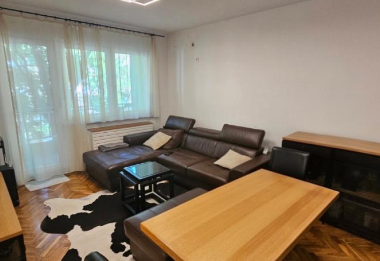 Sombor – Renoviran dvoiposoban stan 64m², I sprat, odlična porodična lokacija