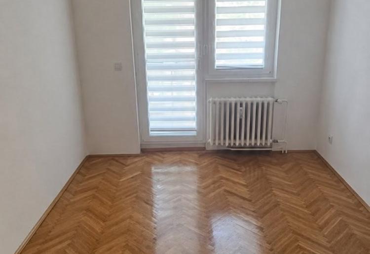 Sombor – Renoviran dvoiposoban stan 64m², I sprat, odlična porodična lokacija