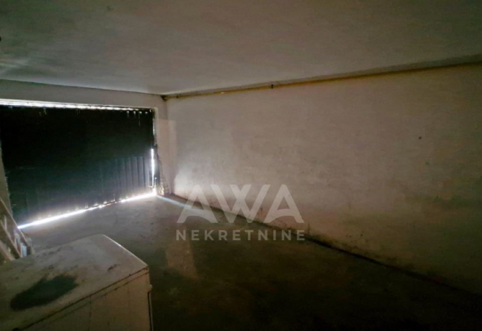 Crvenka, Kuća oko 300 m2, plac 642 m2