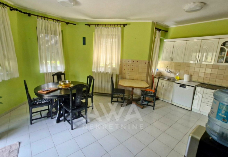 Crvenka, Kuća oko 300 m2, plac 642 m2