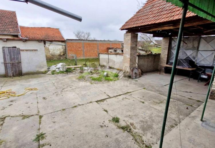Bezdan – Trosobna kuća 152m², plac 1.839m²