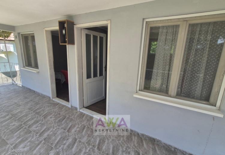 Bezdan – Baračka – Spratna vikendica 72m², treći red od vode