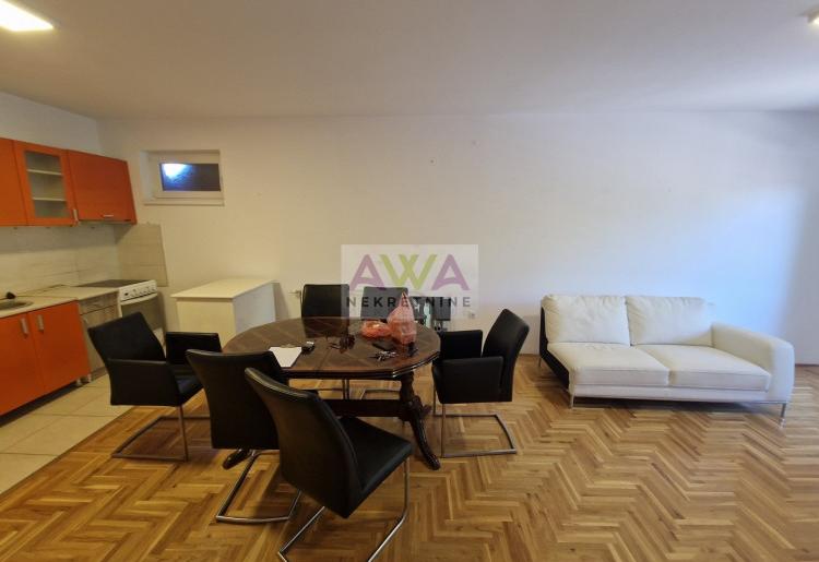 Sombor – Širi centar – Noviji dvosoban stan 59m², I sprat, lift, parking