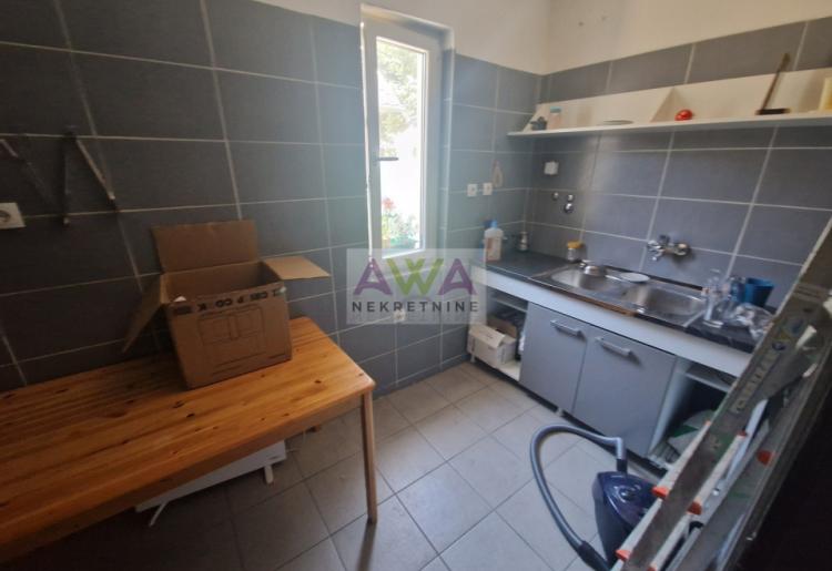 Apatin. Prodaje se prizemna kuća u Apatinu površine 138m2 na placu od 11ar