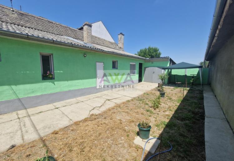 Apatin. Prodaje se prizemna kuća u Apatinu površine 138m2 na placu od 11ar