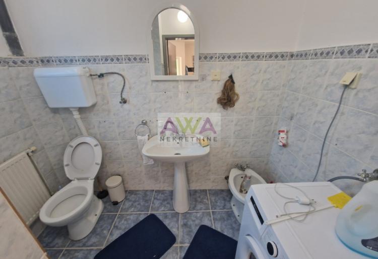 Apatin. Prodaje se prizemna kuća u Apatinu površine 138m2 na placu od 11ar