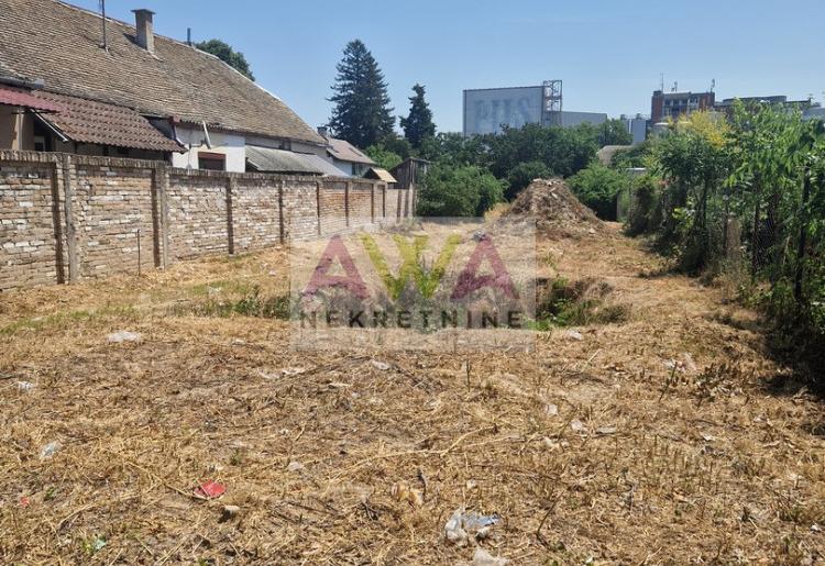  Apatin. Plac 8ar sa ucrtanom kućom