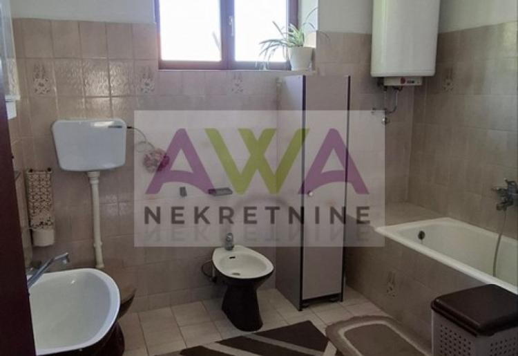 Bački Brestovac – Spratna porodična kuća 330m², plac 30 ari