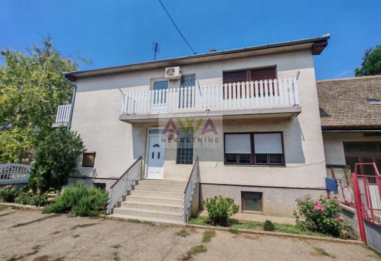 Bački Brestovac – Porodično imanje sa spratnom kućom i ekonomskim objektima, plac 1.927m²