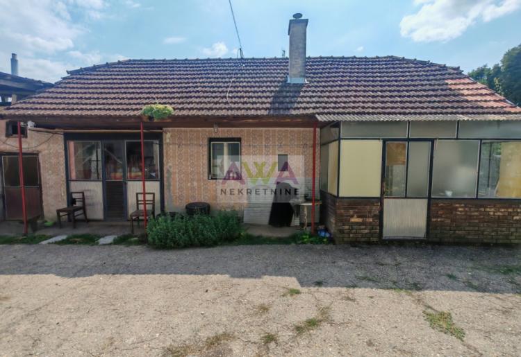 Bački Brestovac – Porodično imanje sa spratnom kućom i ekonomskim objektima, plac 1.927m²