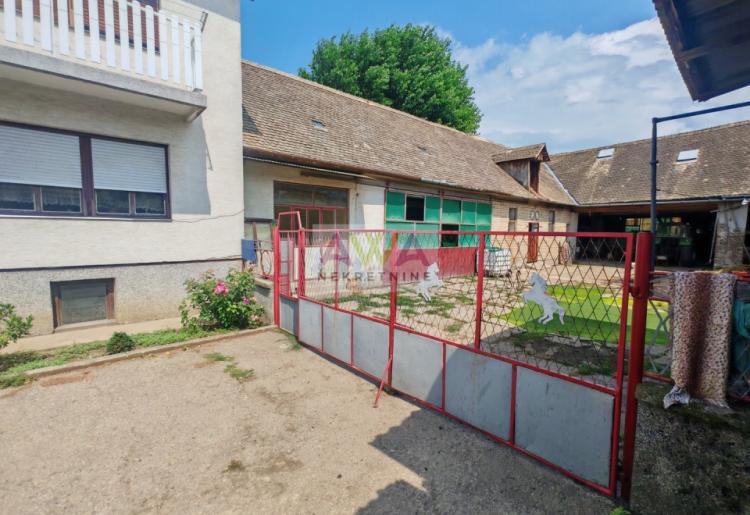 Bački Brestovac – Porodično imanje sa spratnom kućom i ekonomskim objektima, plac 1.927m²