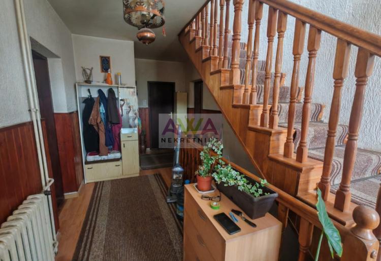 Bački Brestovac – Porodično imanje sa spratnom kućom i ekonomskim objektima, plac 1.927m²
