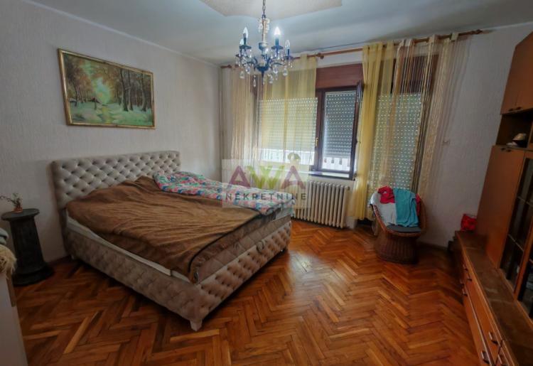 Bački Brestovac – Porodično imanje sa spratnom kućom i ekonomskim objektima, plac 1.927m²