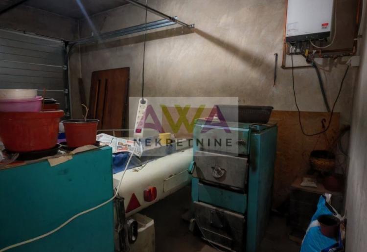 Bački Brestovac – Porodično imanje sa spratnom kućom i ekonomskim objektima, plac 1.927m²