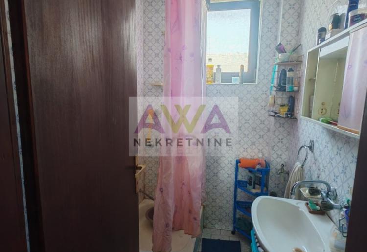 Bački Brestovac – Porodično imanje sa spratnom kućom i ekonomskim objektima, plac 1.927m²