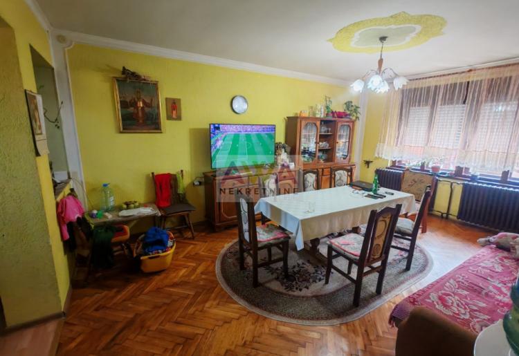 Bački Brestovac – Porodično imanje sa spratnom kućom i ekonomskim objektima, plac 1.927m²