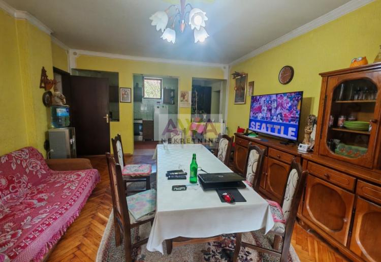 Bački Brestovac – Porodično imanje sa spratnom kućom i ekonomskim objektima, plac 1.927m²