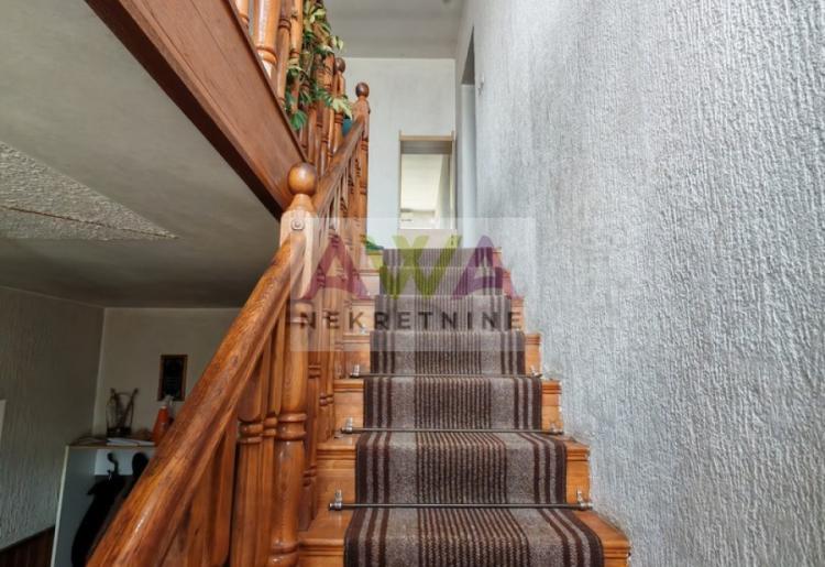 Bački Brestovac – Porodično imanje sa spratnom kućom i ekonomskim objektima, plac 1.927m²