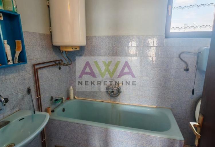 Bački Brestovac – Porodično imanje sa spratnom kućom i ekonomskim objektima, plac 1.927m²