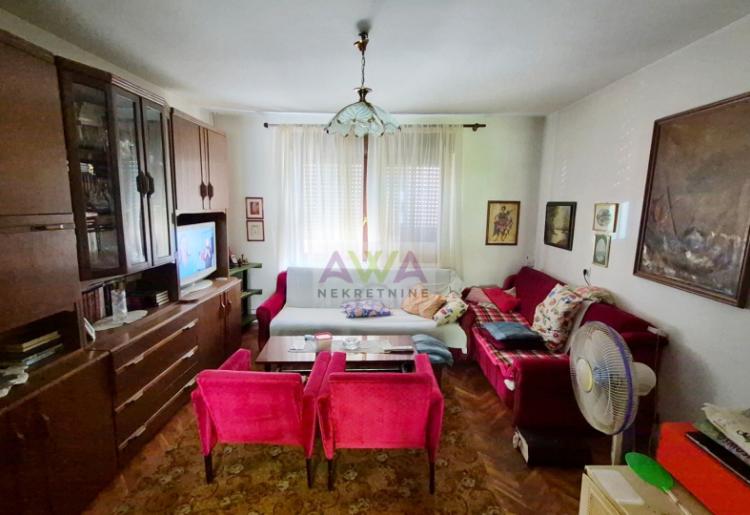 Sombor – Centar. Dvojna porodična kuća- Stan 91m² na placu od 248m²
