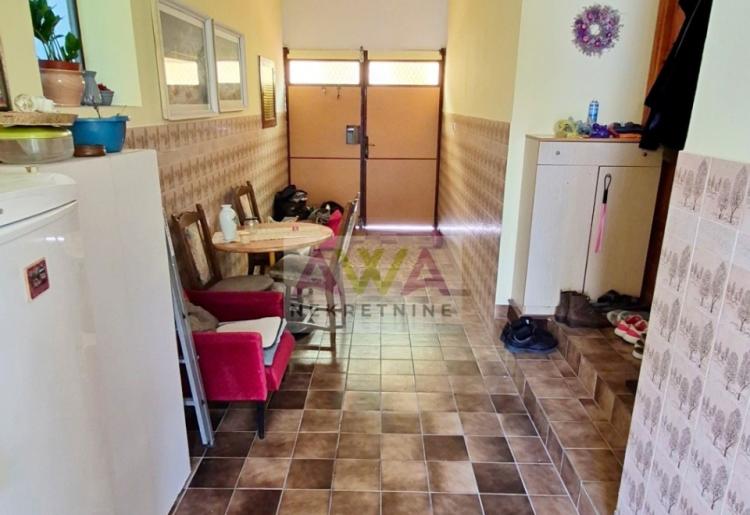 Sombor – Centar. Dvojna porodična kuća- Stan 91m² na placu od 248m²