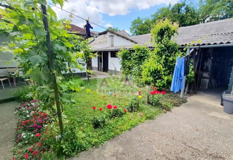 Sombor – Centar. Dvojna porodična kuća- Stan 91m² na placu od 248m²