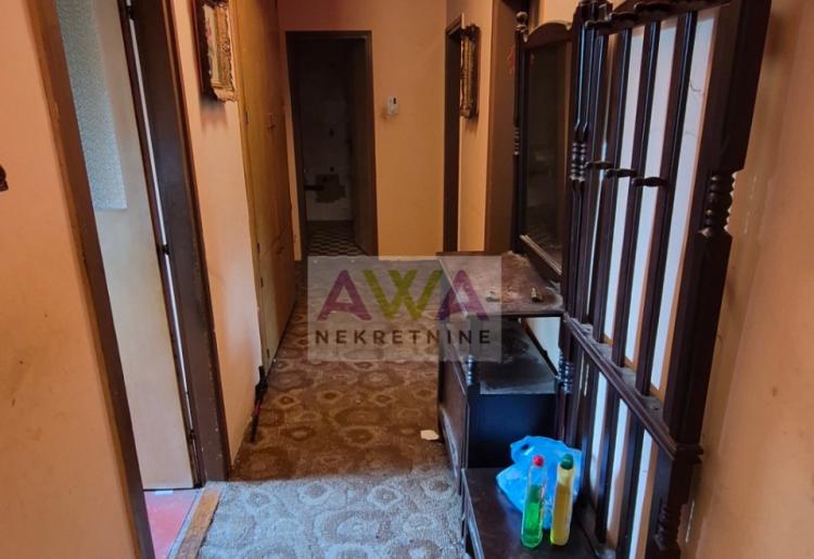Sombor – Stan za renoviranje 72m² sa garažom, II sprat, blizina bolnice