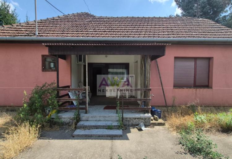 Rastina – Dve kuće na jednom placu, garaža i pomoćni objekti | Cena 20.000€