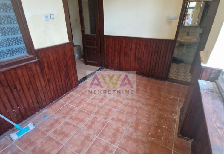 Stanišić – Prostrana porodična kuća 318m² na placu od 1.102m², izlaz na dve ulice