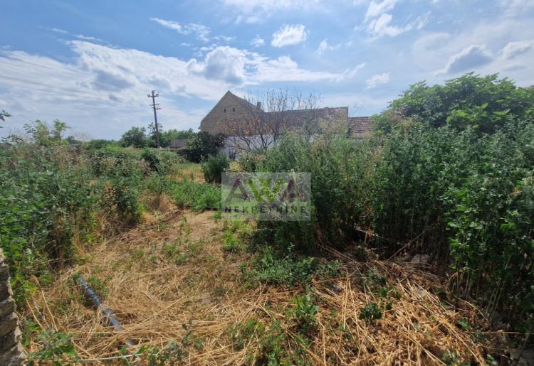 Stanišić – Prostrana porodična kuća 318m² na placu od 1.102m², izlaz na dve ulice