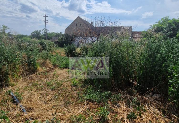 Stanišić – Prostrana porodična kuća 318m² na placu od 1.102m², izlaz na dve ulice