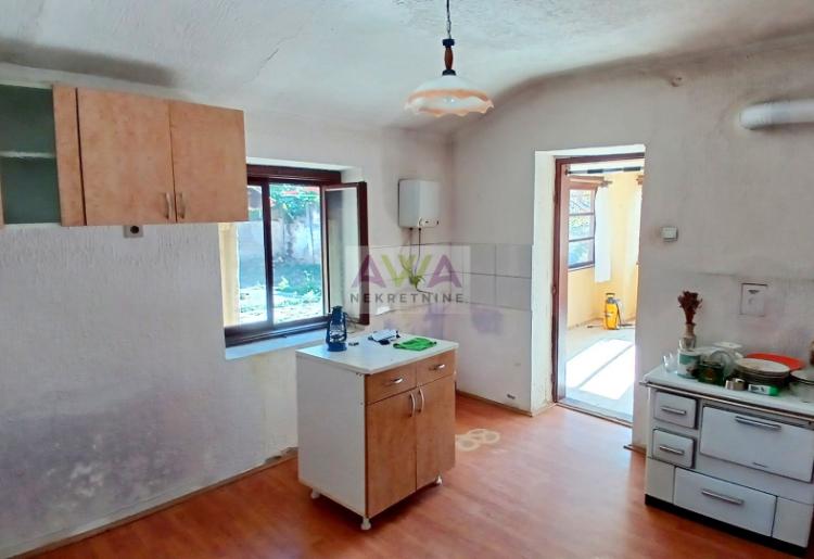 Deronje – Useljiva dvosobna kuća 93m², plac 314m²