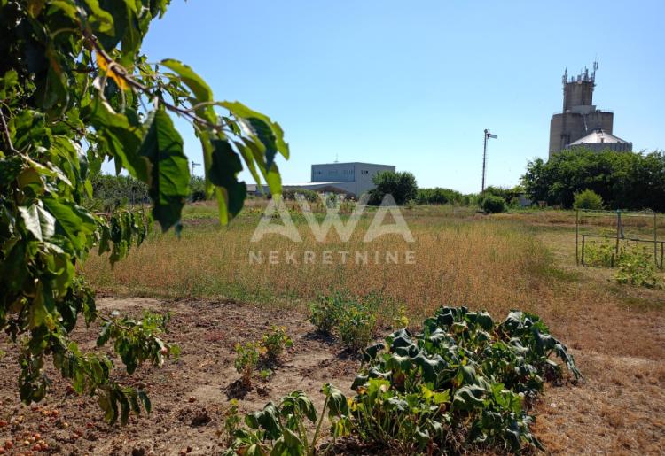 Sonta. Dvojna kuća 43m2, plac 764m2
