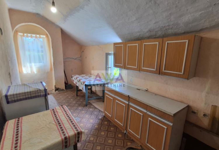 Bački Brestovac – Porodična kuća 186m² na placu od 1.858m², odlična prilika