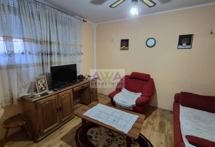 Odžaci – Prostrana spratna kuća oko 300m² na placu od 602m², idealna za više generacija