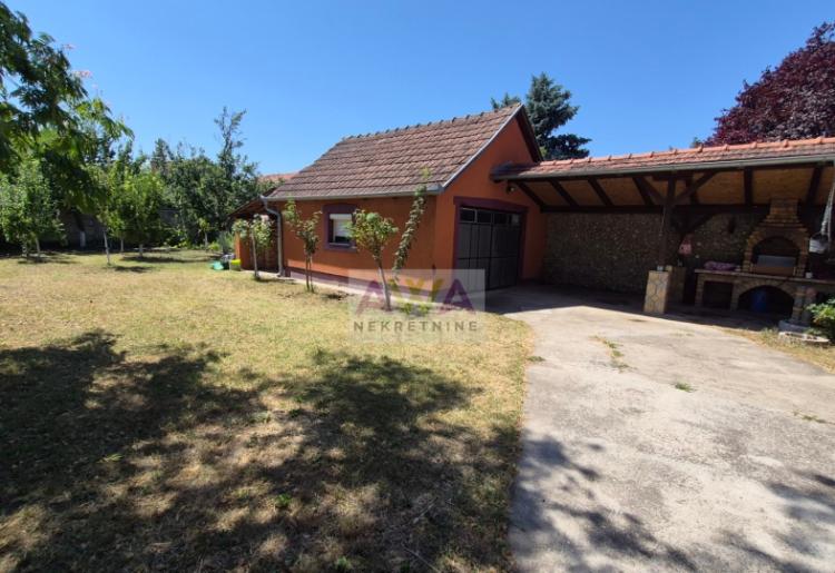 Odžaci – Prostrana spratna kuća oko 300m² na placu od 602m², idealna za više generacija