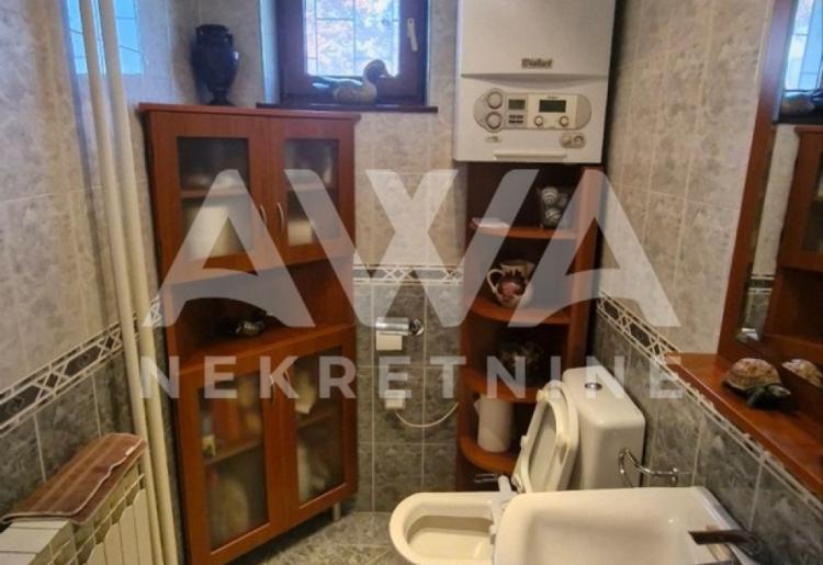 Sombor – Spratna porodična kuća sa velikim uređenim dvorištem i bazenom