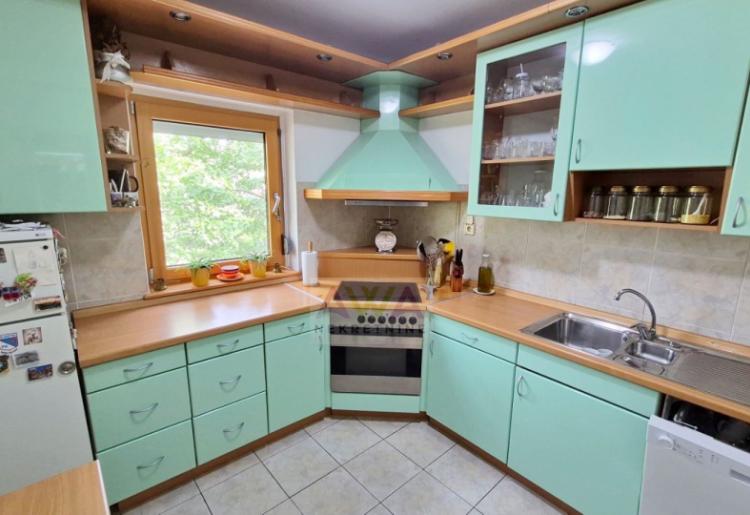 Apatin – prostran trosoban stan 124 m², I sprat, renoviran i namešten