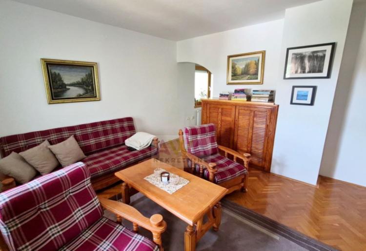Apatin – prostran trosoban stan 124 m², I sprat, renoviran i namešten