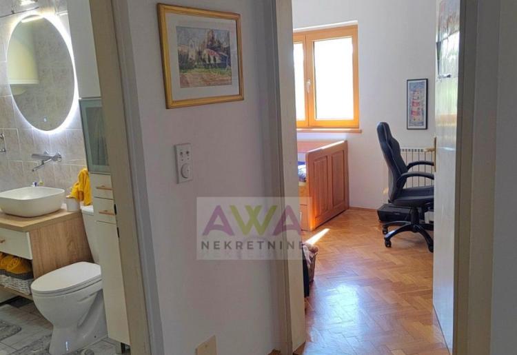 Apatin – prostran trosoban stan 124 m², I sprat, renoviran i namešten