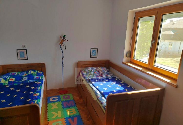 Apatin – prostran trosoban stan 124 m², I sprat, renoviran i namešten