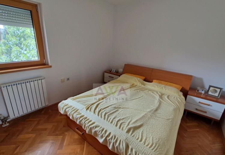 Apatin – prostran trosoban stan 124 m², I sprat, renoviran i namešten