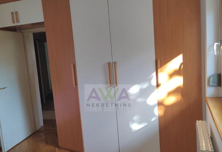 Apatin – prostran trosoban stan 124 m², I sprat, renoviran i namešten