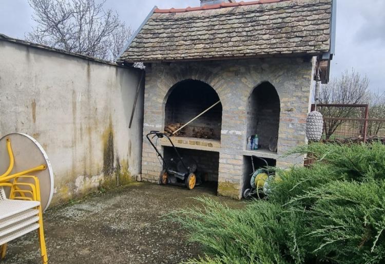KOLUT – PROSTRANA PORODIČNA KUĆA NA 1.231 m² ZEMLJIŠTA