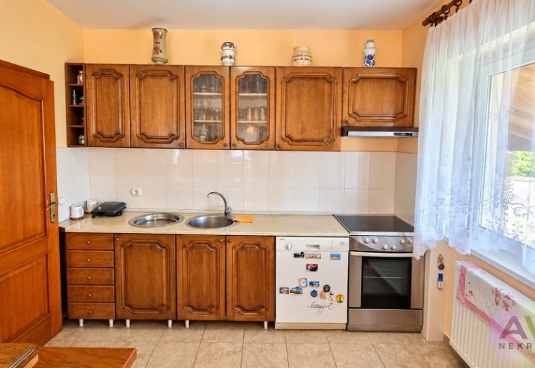 KOLUT – PROSTRANA PORODIČNA KUĆA NA 1.231 m² ZEMLJIŠTA
