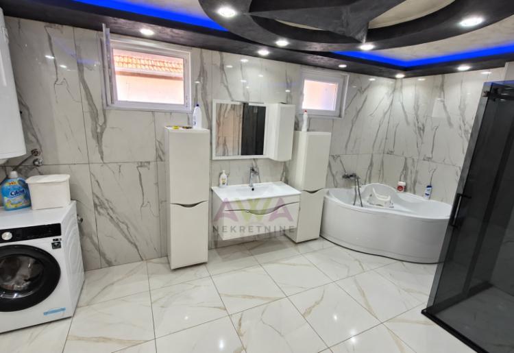 Sombor – renoviran etažirani stan 72 m² sa dvorištem i pomoćnim objektima
