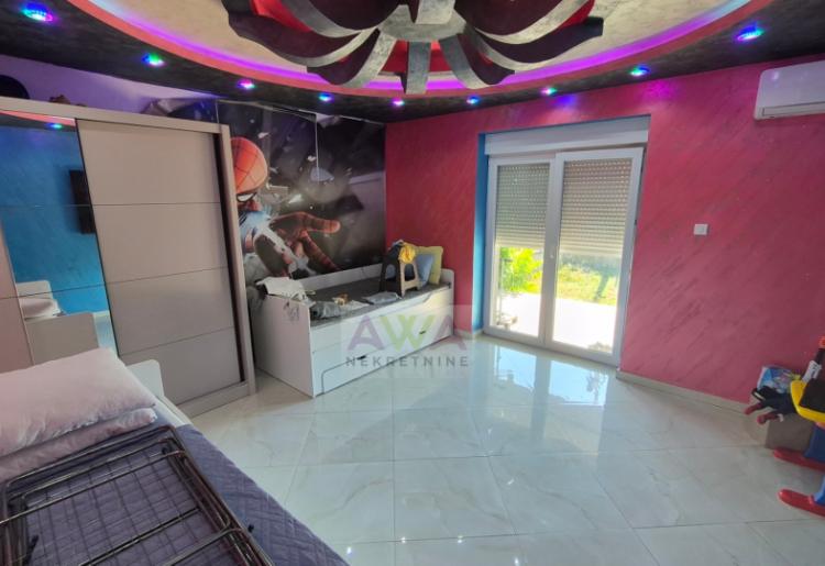 Sombor – renoviran etažirani stan 72 m² sa dvorištem i pomoćnim objektima