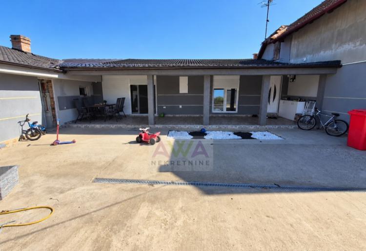 Sombor – renoviran etažirani stan 72 m² sa dvorištem i pomoćnim objektima